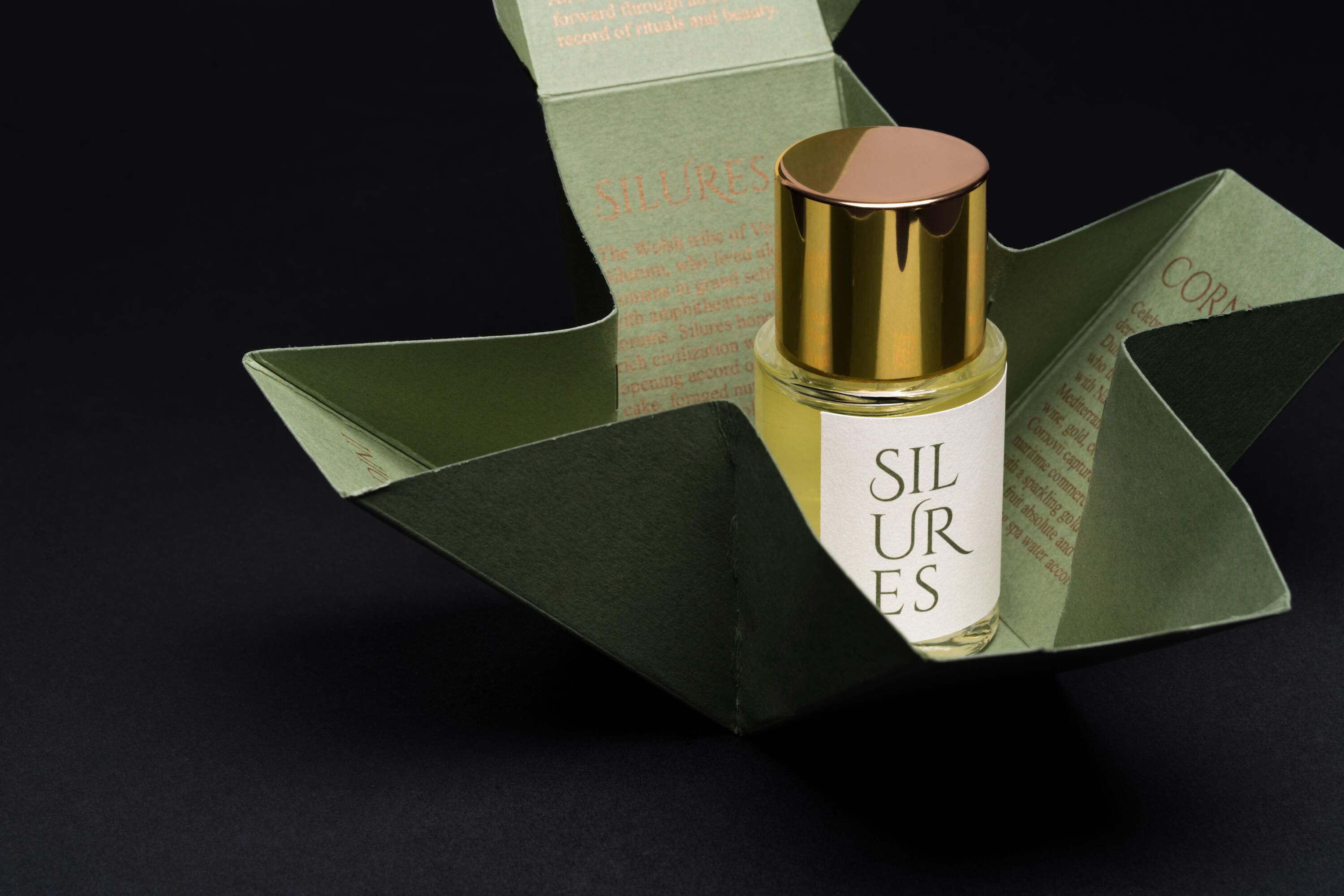 威尔士香水品牌Wales Perfumery推出五款全新香氛 Silures香水置于其敞开的包装盒中。
